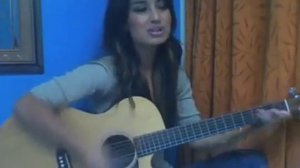 Девушка красиво играет на гитаре и поёт.mp4