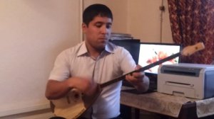 узбек играет на домбре