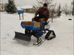 Мотоблок на лыжах. Обкатываю.