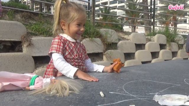 Детский видеоблог Cafeli дети играют с игрушками в Куклы БАРБИ и КЭН смотреть онлайн