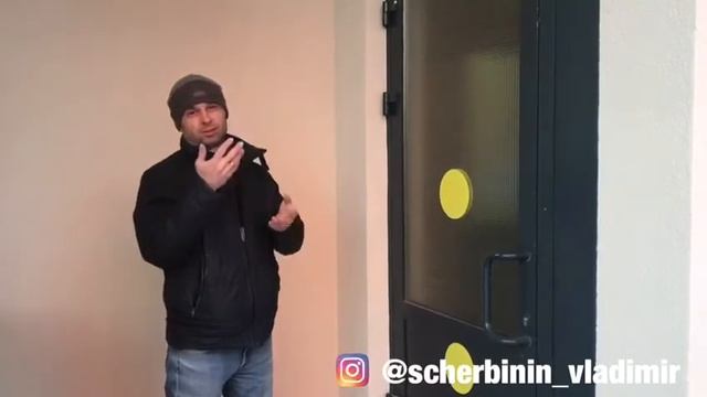 Желтый круг на двери для слабовидящих смотреть онлайн