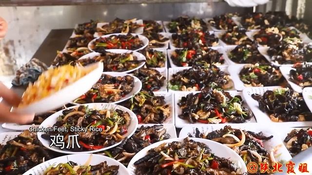 【陕北霞姐】霞姐弟弟结婚第二天，请亲朋好友吃羊肉饸烙，现场做游戏热闹非凡！ смотреть онлайн