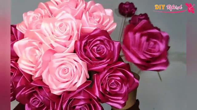 СДЕЛАЙ сам _ Как легко сделать букет роз из атласных лент _ Оберни круглый букет цветов