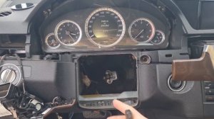 Снятие блокиратора руля Мерседес в кузове w212. Установка эмулятора защелки руля Mercedes E Class