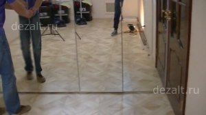 Шкаф встроенный с распашными зеркальными дверьми