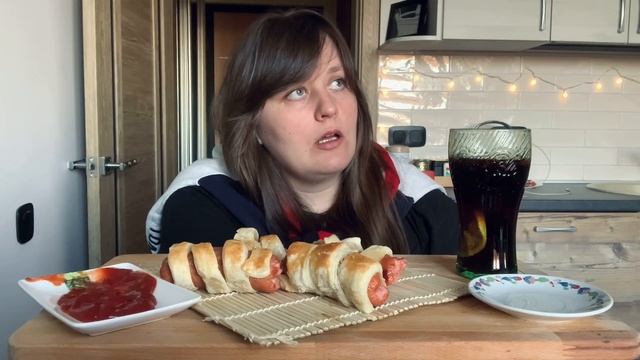 Мукбанг. Сосиски в тесте. О стереотипах. смотреть онлайн