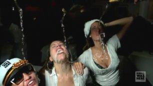 ТОП-10 сексуальных девушек пьют шампанское без бокалов