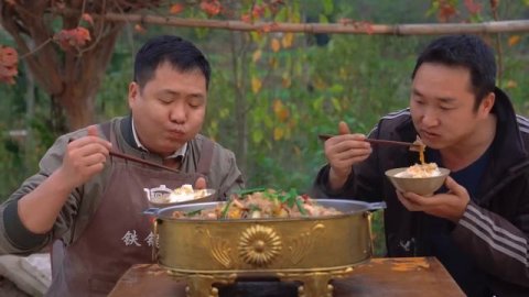 摘顆白菜,二弟做“白菜燉粉條”,鮮香入味,燉一鍋都不夠吃|Mukbang【鐵鍋視頻】