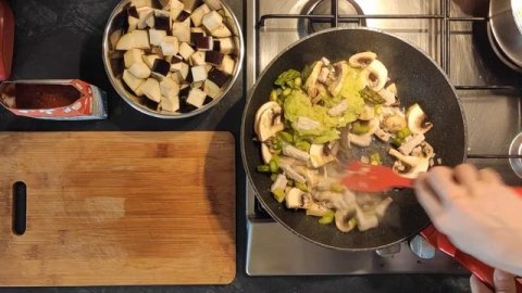 Вок с овощами и свининой / Как приготовить вок с овощами / Овощной вок по-сицилийски