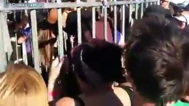 Неудачно перелезла через забор смотреть онлайн