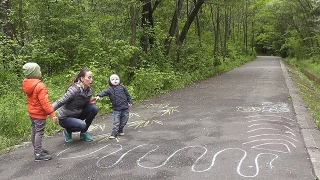 Acting out the Bear Hunt. Chalk Fun and Games смотреть онлайн