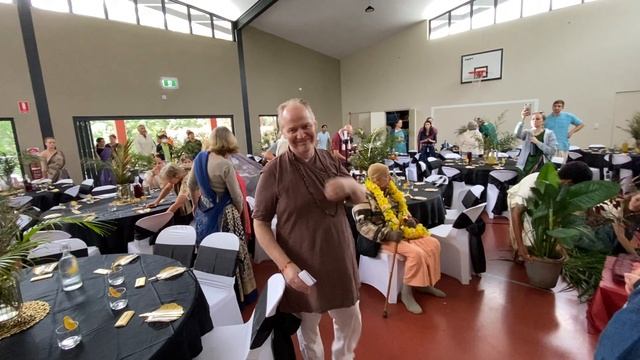 Мукунда Госвами прибывает на празднование своего 80-летия, Нью-Говардхан (Австралия) — 8 мая 2022 г смотреть онлайн