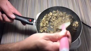 Рулет из куриной грудки в беконе