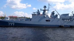 Сторожевой корабль «Адмирал Макаров» на Неве