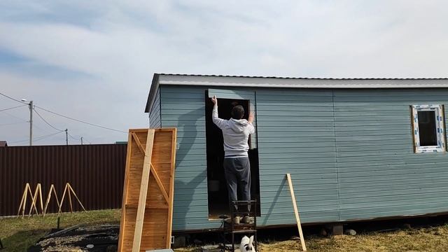 Замена двери в бытовке.