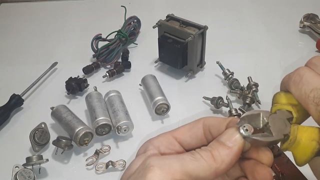 Блок питания из СССР на радиодетали содержащие драгметаллы. Где искать золото.