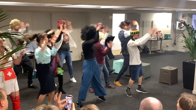 Капустник "Я эскулап! Я целитель!" Эпизод "Врачи тоже люди, танцующие люди" смотреть онлайн