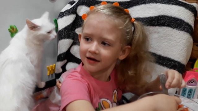 Милана готовит салат для папы.Детское видео. смотреть онлайн