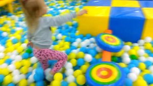 Милана играет в развлекательном центре. Бассейн с шариками, батут, машинка, рыбки.