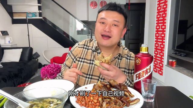 半斤大饼卷熏肉，配上猪蹄猪耳朵喝几杯粮食酒 香到姥姥家了