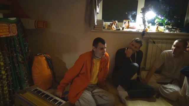 Случайная помощь на Санкиртане смотреть онлайн