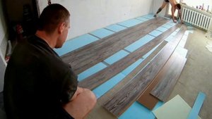 стык плитки и ламината