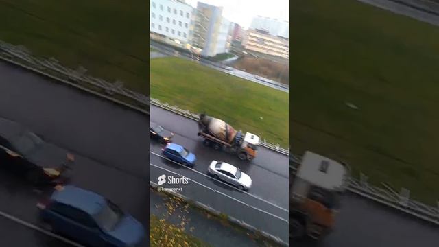 Экскаватор погрузчик открыл проезд для Бетономешалки и перекроет его снова #Shorts