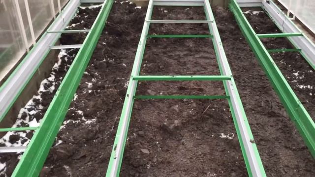 Теплица Павильон 3М, высокие грядки в три ряда. Установка грядок в теплице.