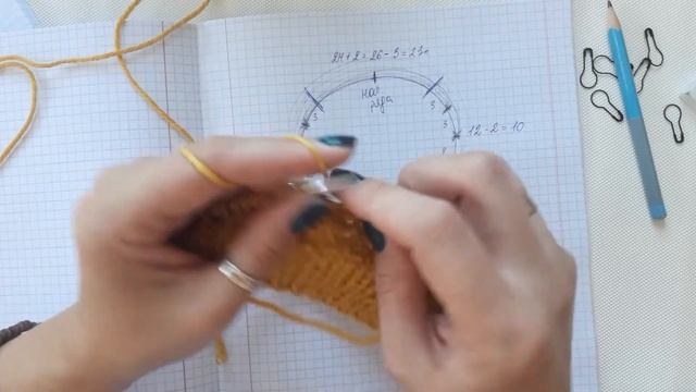 Джемпер для девочки спицами / Вязаный детский свитер