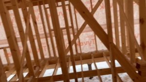 Простой и понятный каркасный дом на сваях площадью 100 м2