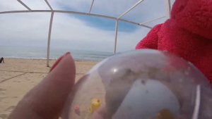 Ищем сюрпризы в песке на берегу Черного моря! Заводные игрушки ищем, открываем и играем!