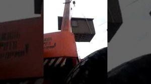 Краз кран кс 4574 A грузит будку