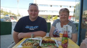 Кушаем и обсуждаем с Мамой на улице наши летние экскурсии