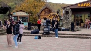 ?Старый ЗАМОК, ТАНЦЫ на площади. Девчонки развлекаются. Горячий Ключ.23.10.2022г.