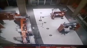 Жуткое видео, на котором охранник впускает кого-то, кого там нет…