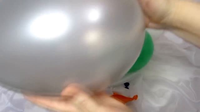 Учим цвета на английском языке с воздушными шариками. Лопаем шары. смотреть онлайн