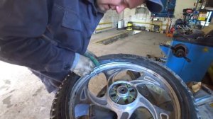 Как разобрать мотоциклетное колесо на шиномонтажном станке