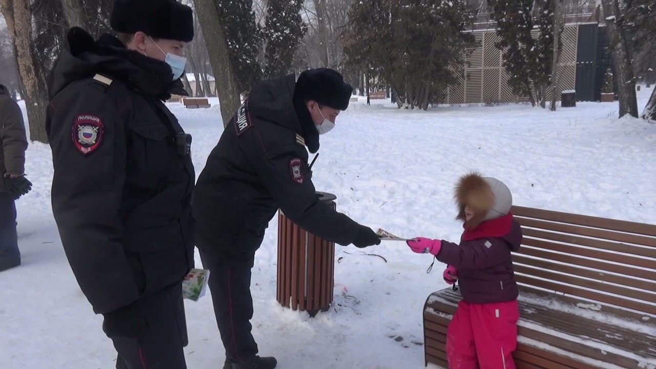 Сотрудники патрульно-постовой службы раздали липчанам письма Деда Мороза