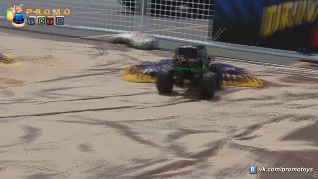 Радиоуправляемая модель Grave Digger от бренда New Bright на тестовой площадке смотреть онлайн