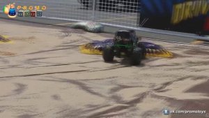 Радиоуправляемая модель Grave Digger от бренда New Bright на тестовой площадке