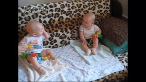 ☺☺ Мои близняшки. Видео: дети смеются...Часть 1.(из личного архива).Любимые Дети