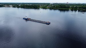 баржа с грузом плывет по Волге