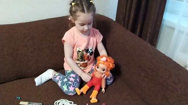 Котенок Мурочка в салоне красоты. Лерочка украшает Мурочку. Девочки играют.