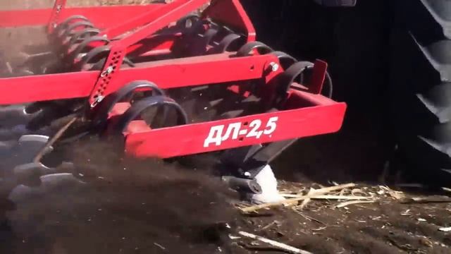 Лущение пожнивных остатко подсолнечника МТЗ 82 + ДЛ 2.5 смотреть онлайн