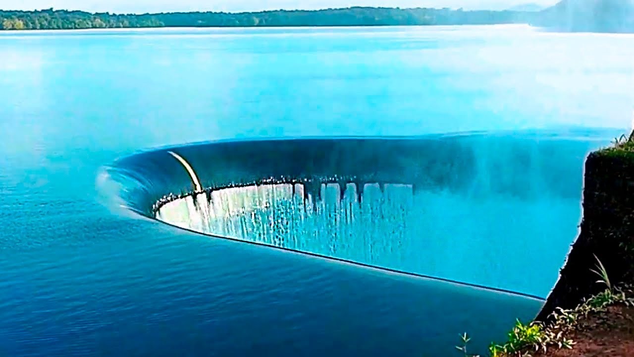 Огромная воронка посреди лондона. Самая большая карстовая воронка в мире. Гигантский водоворот. Самый большой водоворот. Самый огромный водоворот в мире.