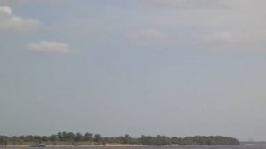 Берега, берега, берег этот и тот, Между ними река - моей жизни.