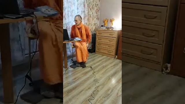 Шри Ишопанишад, мантра 3 смотреть онлайн