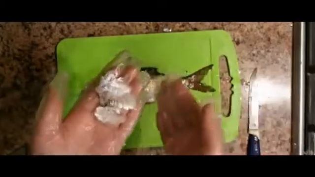 Как быстро очистить рыбу от чешуи без ножа! смотреть онлайн