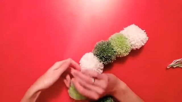 Гусеница из ниток.Игрушки из помпонов. Поделки своими руками из ниток (Пряжи)