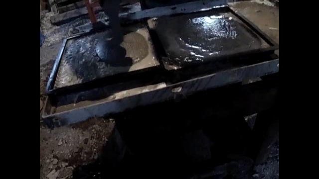 Производство тротуарной плитки дома своими руками. Эксперимент со смазывающим материалом смотреть онлайн